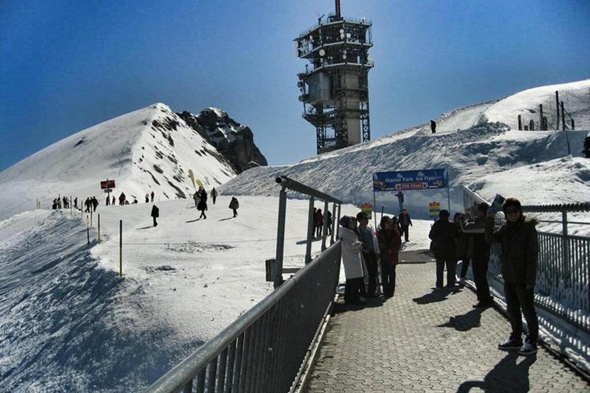 en gruppe mennesker som står på et snødekt fjell