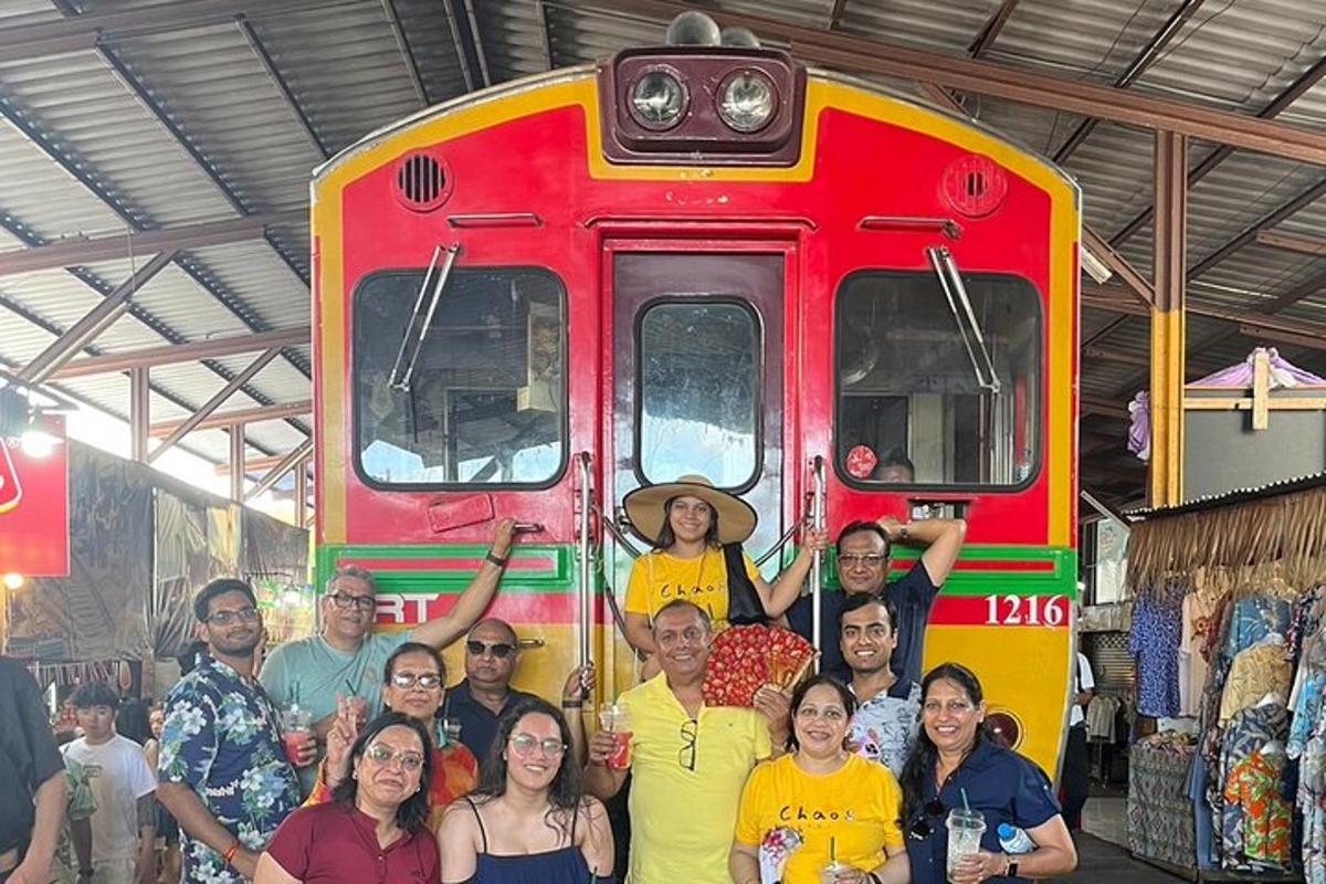 sekumpulan orang berdiri di hadapan bas