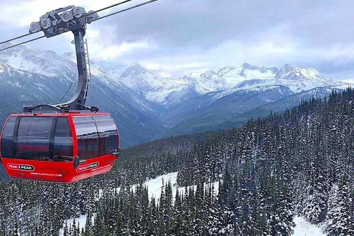 gondola letící nad zasněženou horou