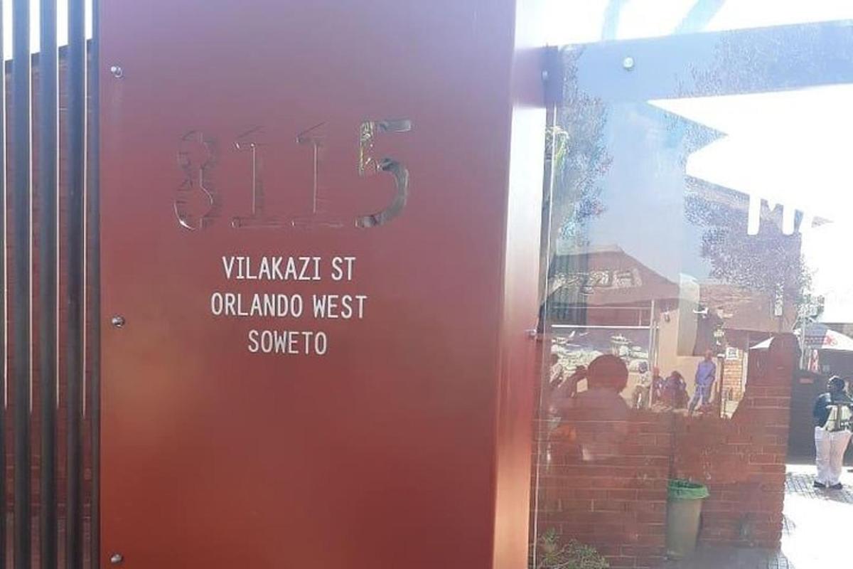 rauð hurð með skilti á hlið byggingar