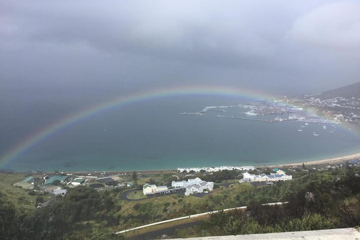 un arcobaleno nel cielo sopra uno specchio d'acqua