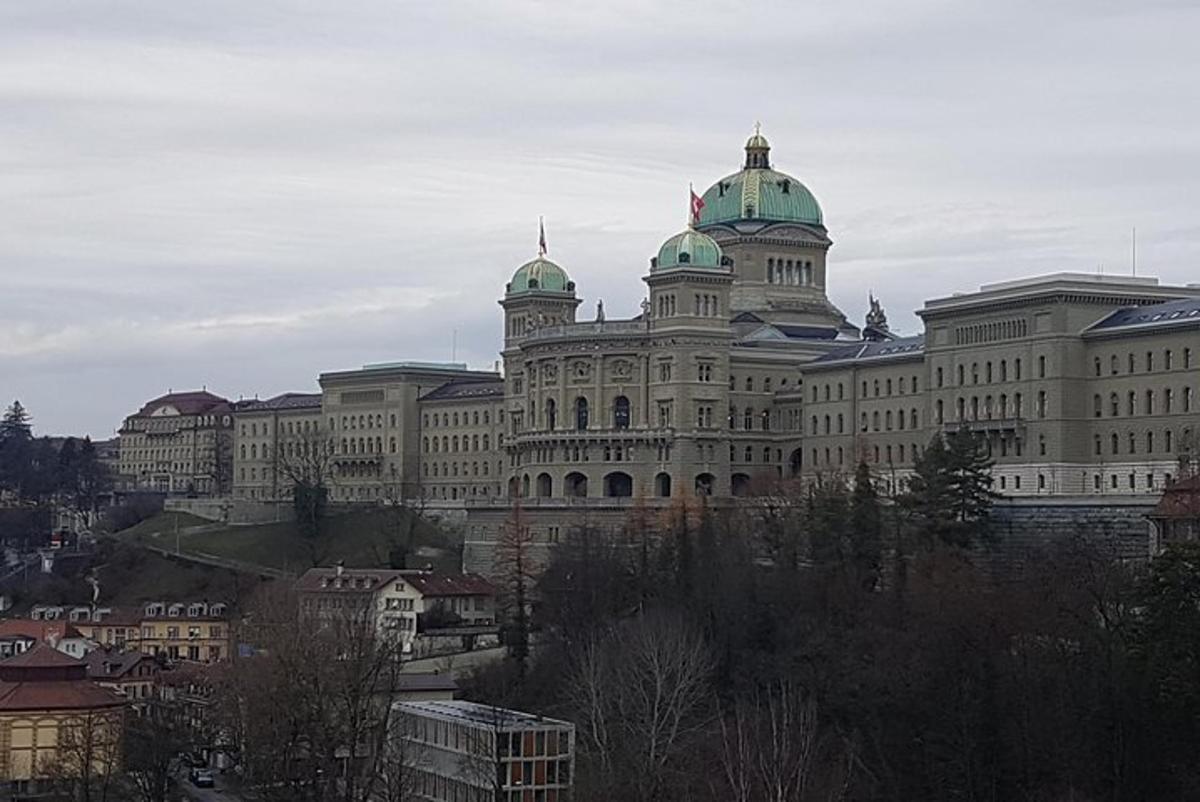 veľká budova so zelenými kupolami na vrchole