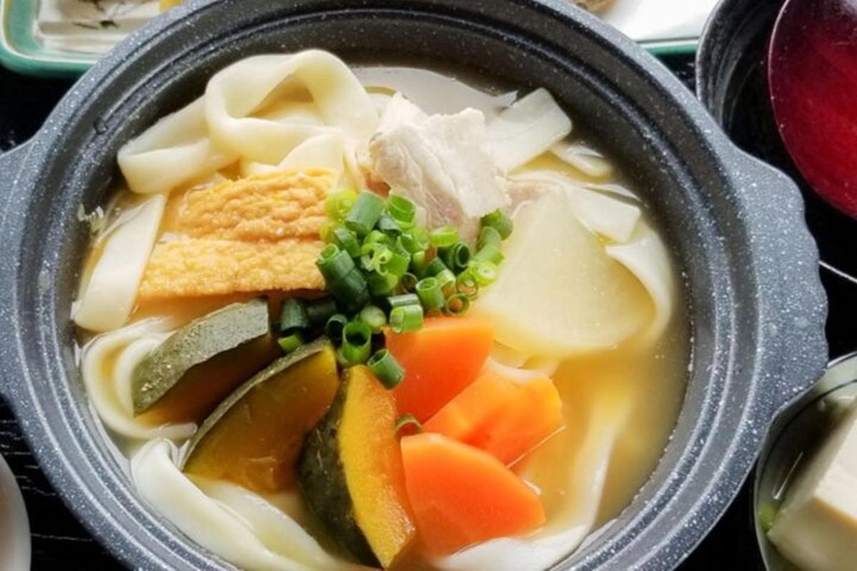semangkuk sup dengan lobak merah dan sayur-sayuran lain