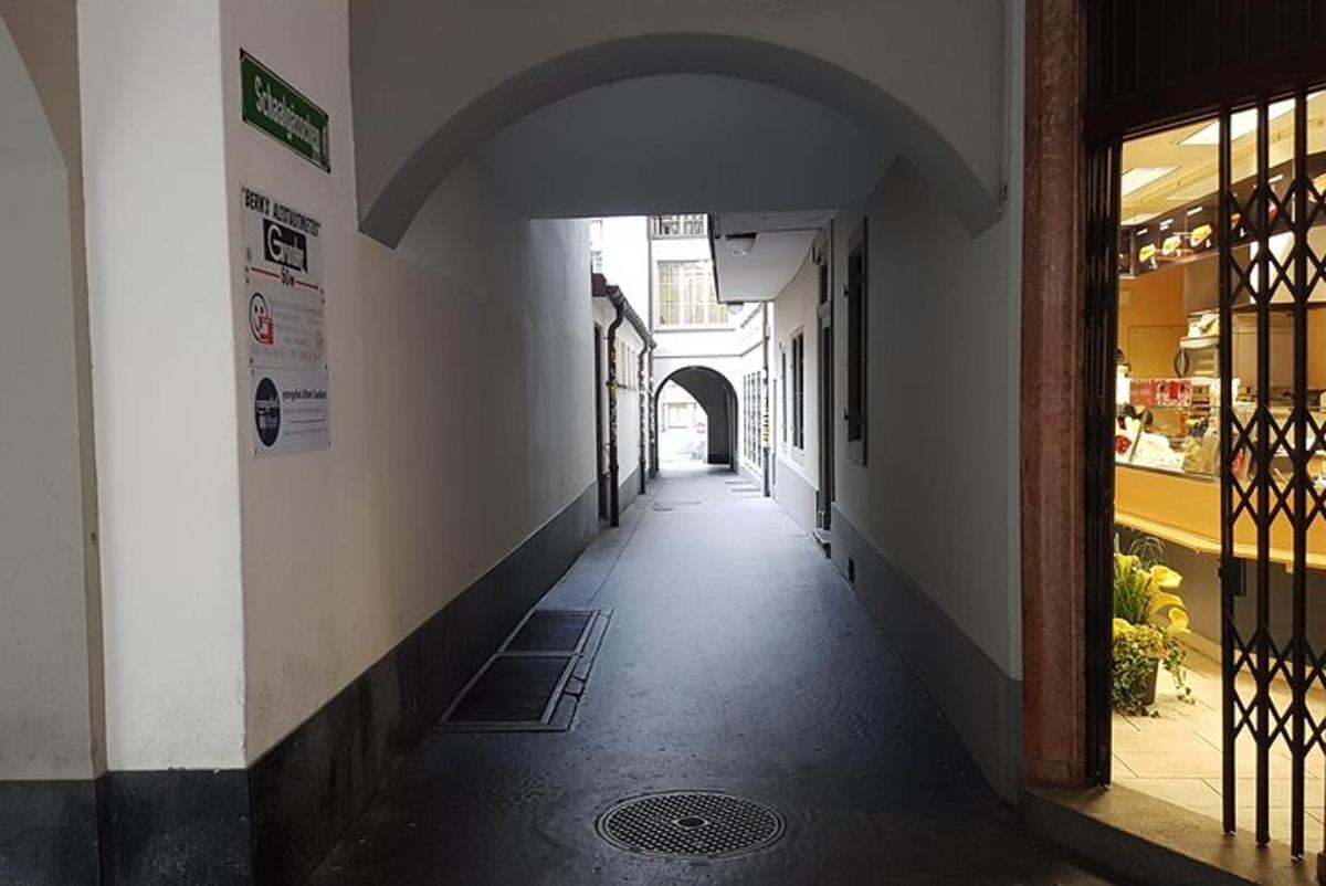 prázdna chodba budovy s oblúkom