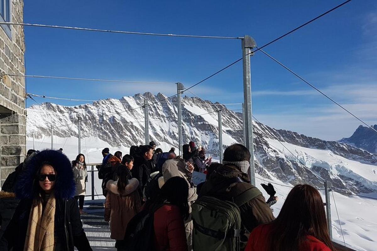 Un grupo de personas de pie frente a una montaña