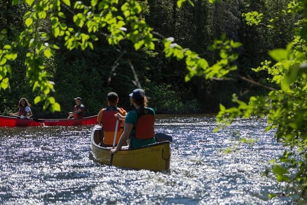dos personas en un bote en un río