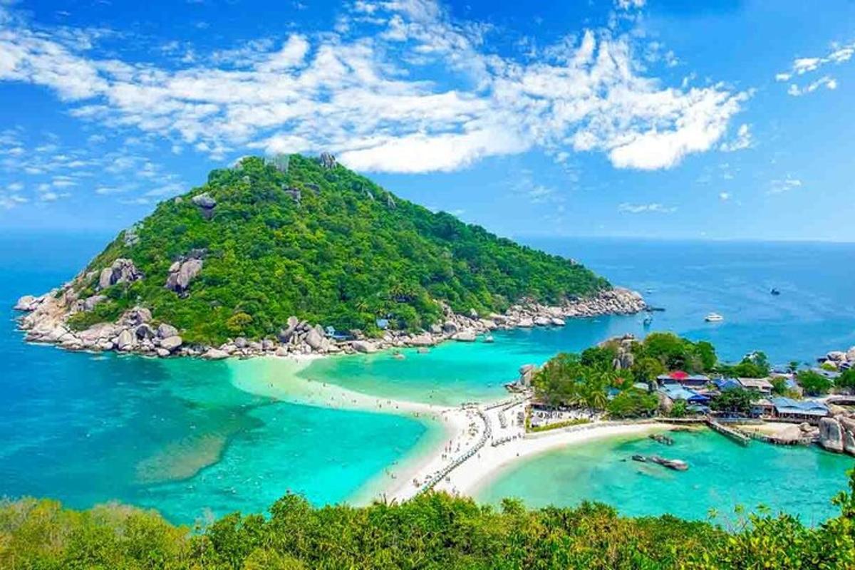 una piccola isola nell'oceano con una spiaggia