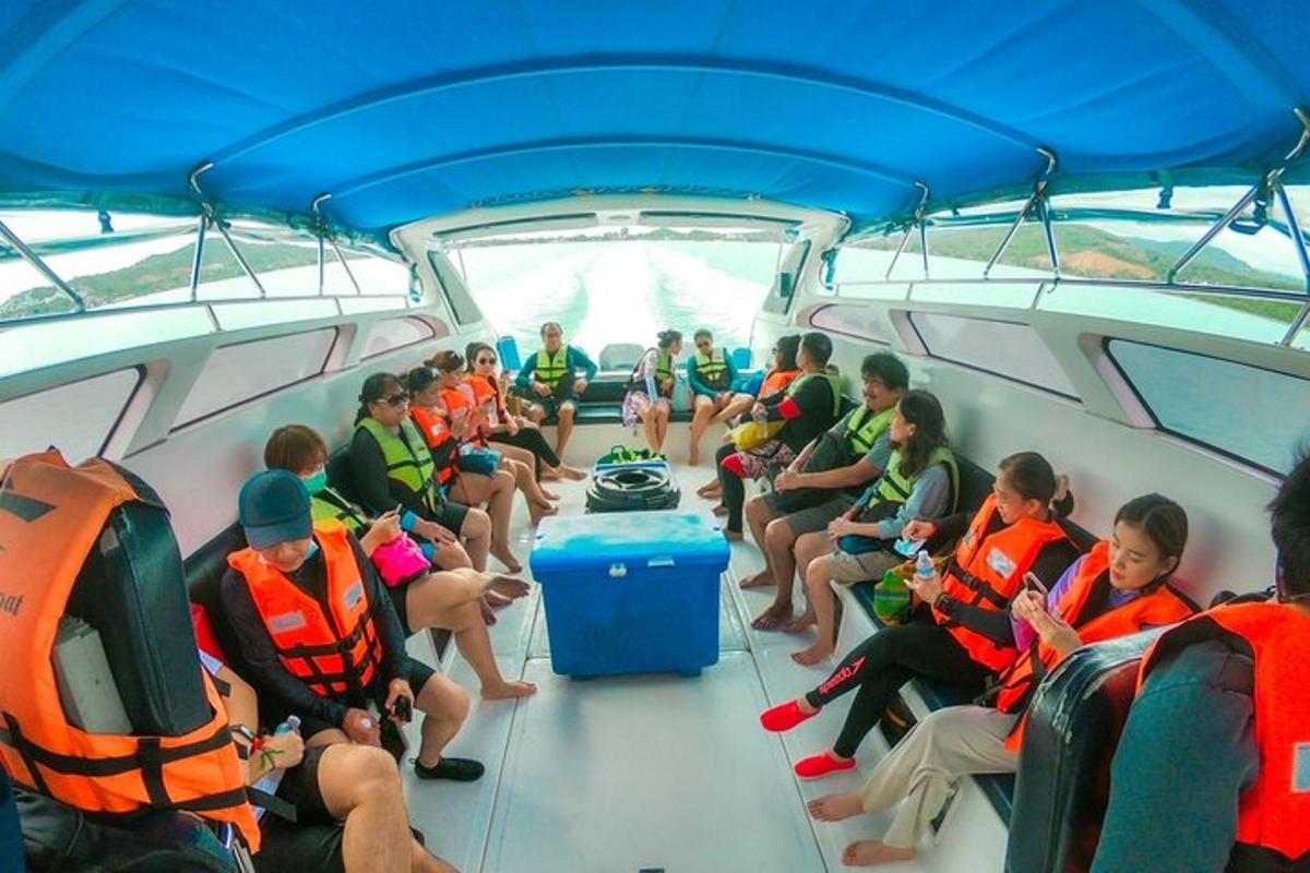 isang grupo ng mga tao na nakaupo sa likod ng isang bangka