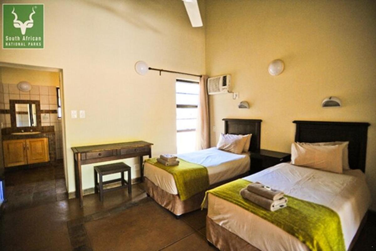 hotellituba kahe voodi ja lauaga