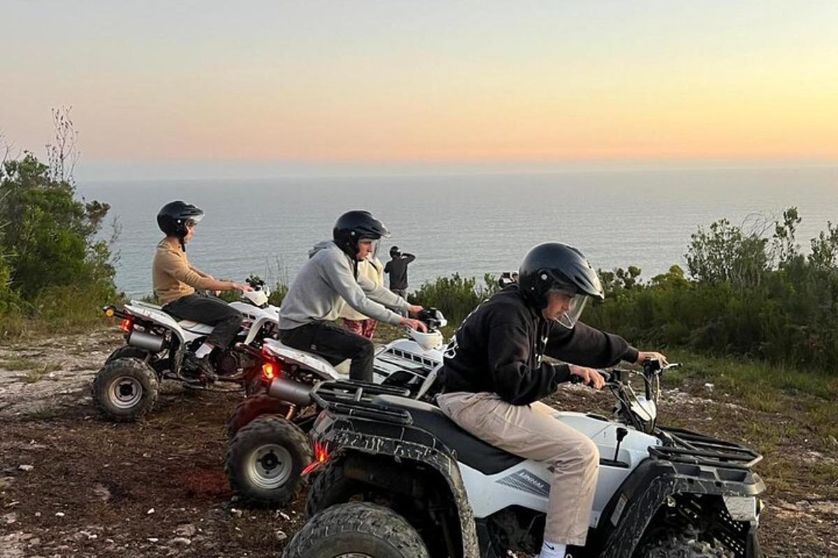 egy csoport ember ATV-zik egy dombon