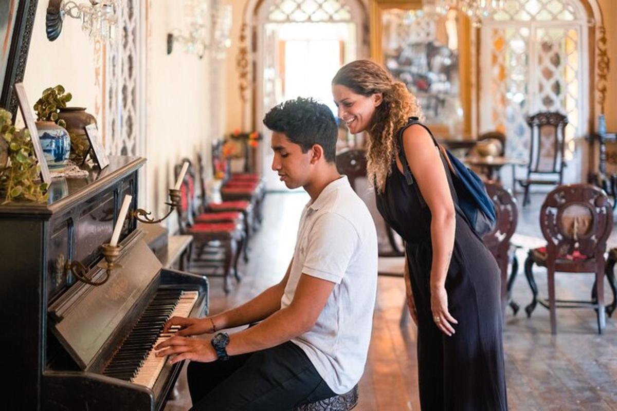 un home i una dona mirant un piano