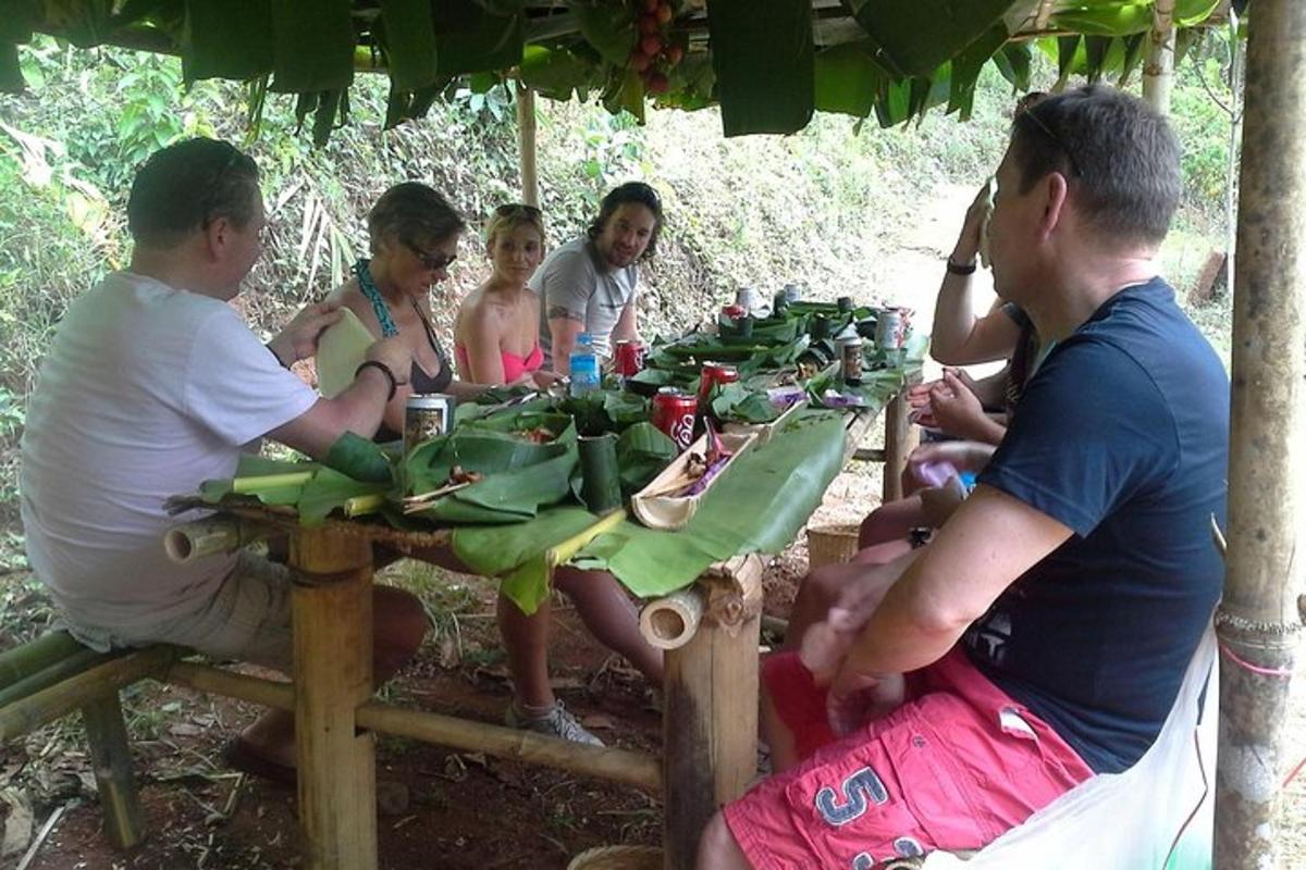 skupina lidí sedících u piknikového stolu