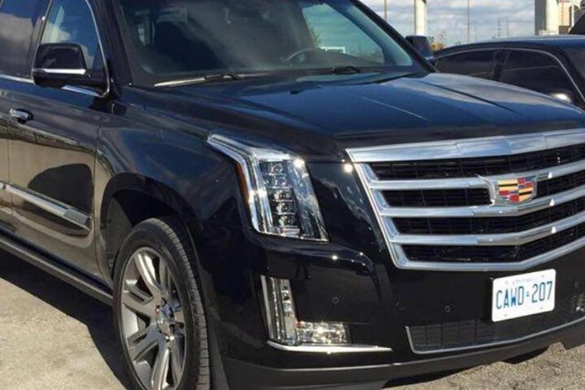 一辆黑色凯迪拉克卡车停在停车场