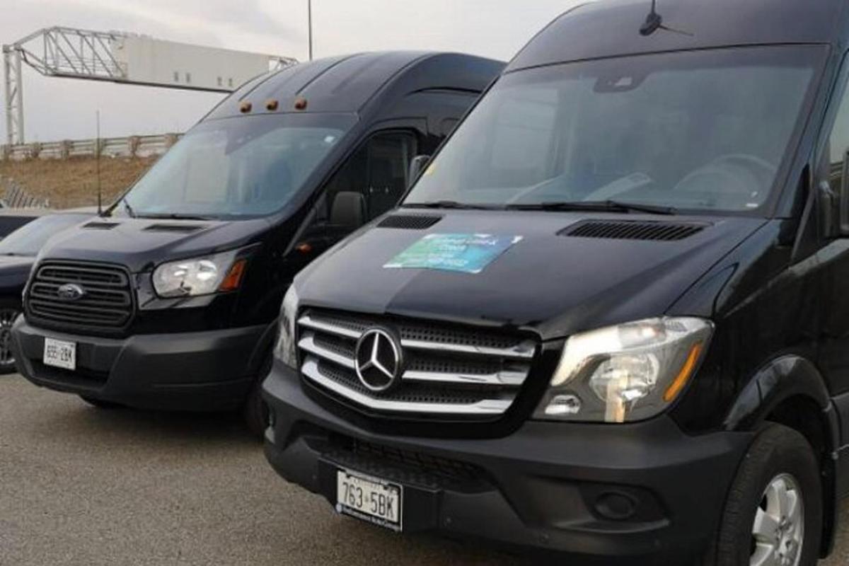 两辆卡车并排停在停车场