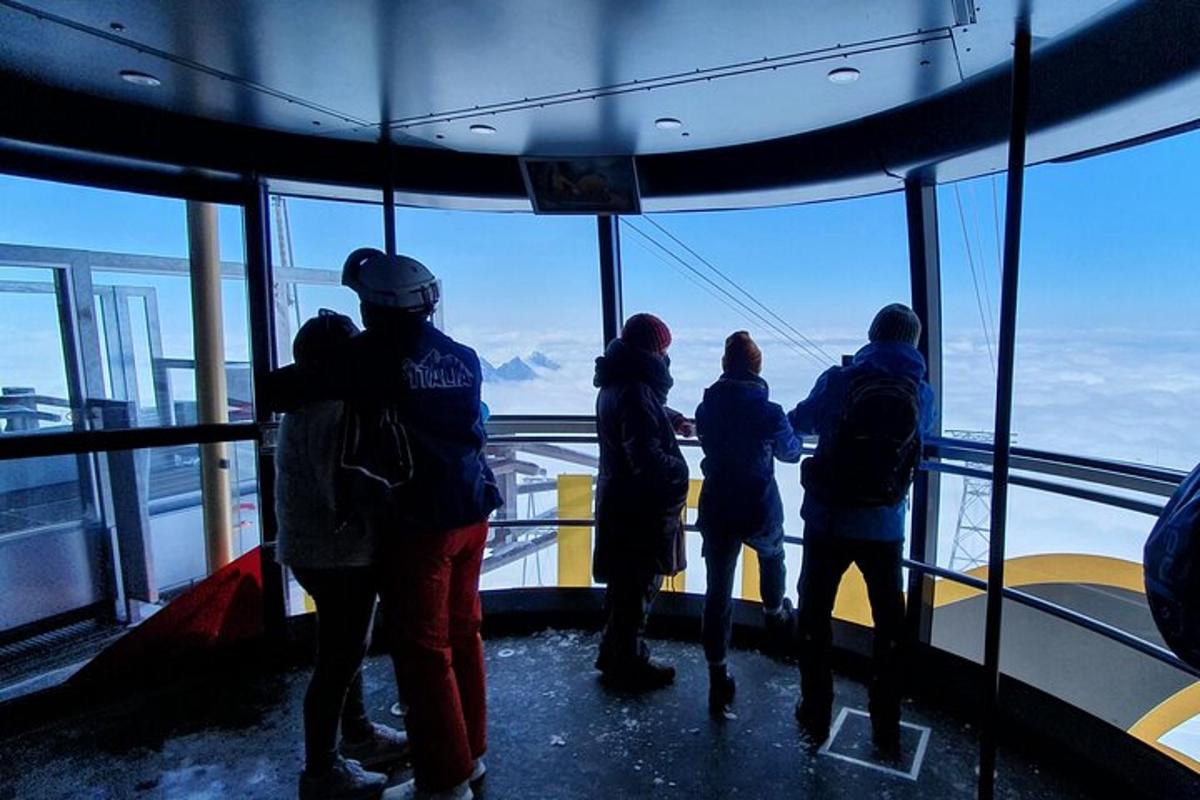 un gruppo di persone che guarda l'oceano da una nave