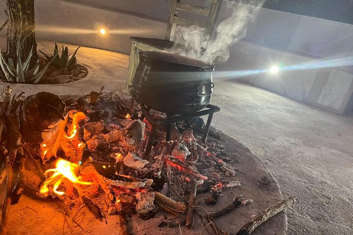 tungku api dengan panci di atasnya