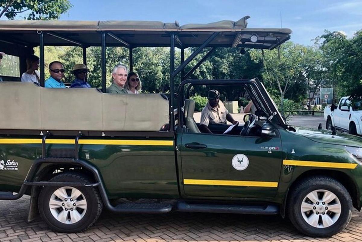 un grup de persones que viatgen en un jeep verd