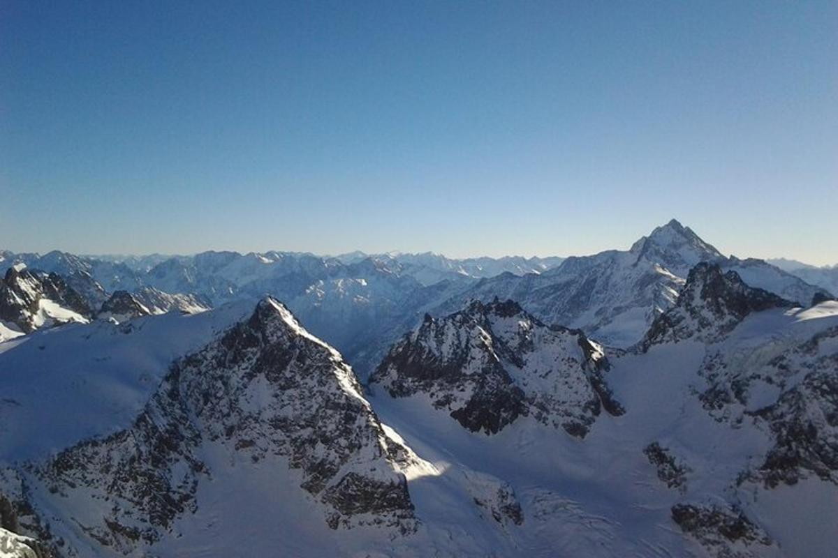 una vista di una catena montuosa innevata