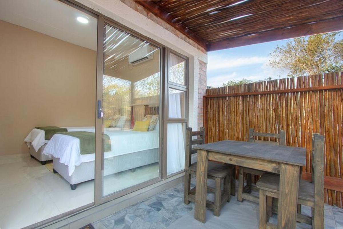 kamar tidur dengan tempat tidur dan meja di balkon