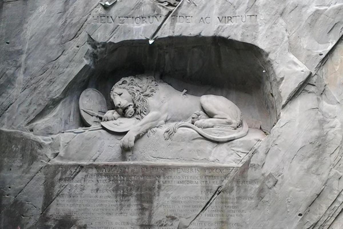 bir kayanın üzerinde yatan bir aslan heykeli