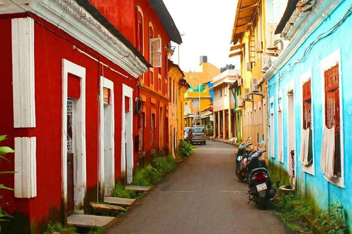 tänav värviliste hoonete ja tänavale pargitud mootorrattaga