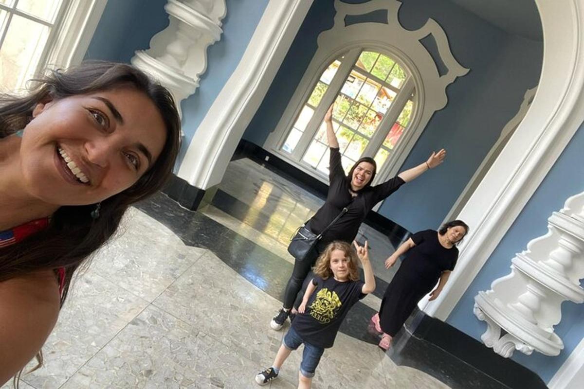 un gruppo di donne in piedi in un edificio con le braccia alzate