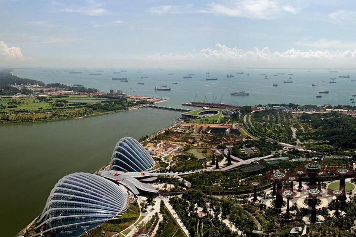 una vista aerea di una città e di uno specchio d'acqua