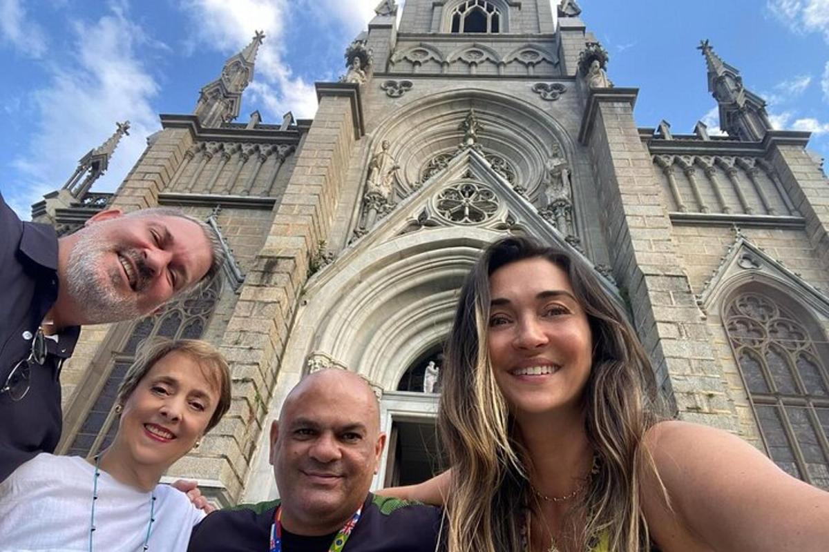 un gruppo di persone in piedi davanti a una chiesa