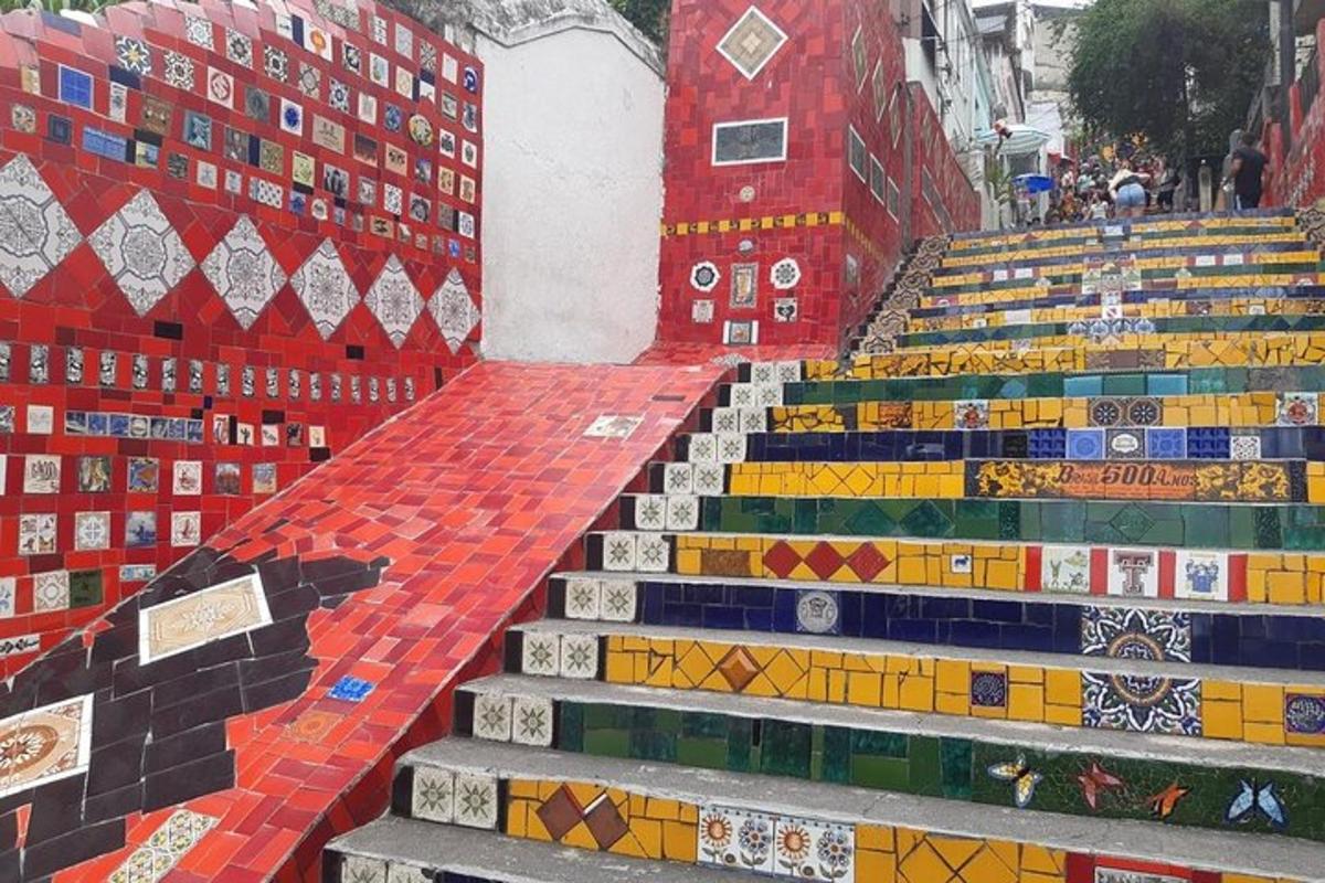 Un grupo de escaleras con azulejos de colores.