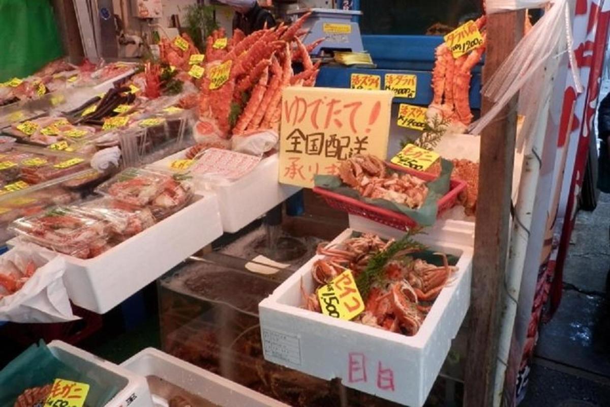 ринок, де представлено безліч різних видів морепродуктів
