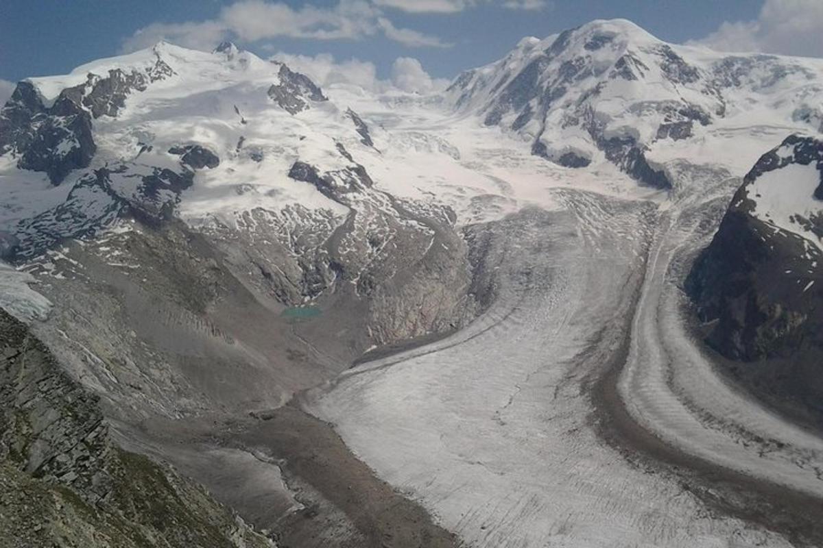 una vista aerea di una montagna coperta di neve