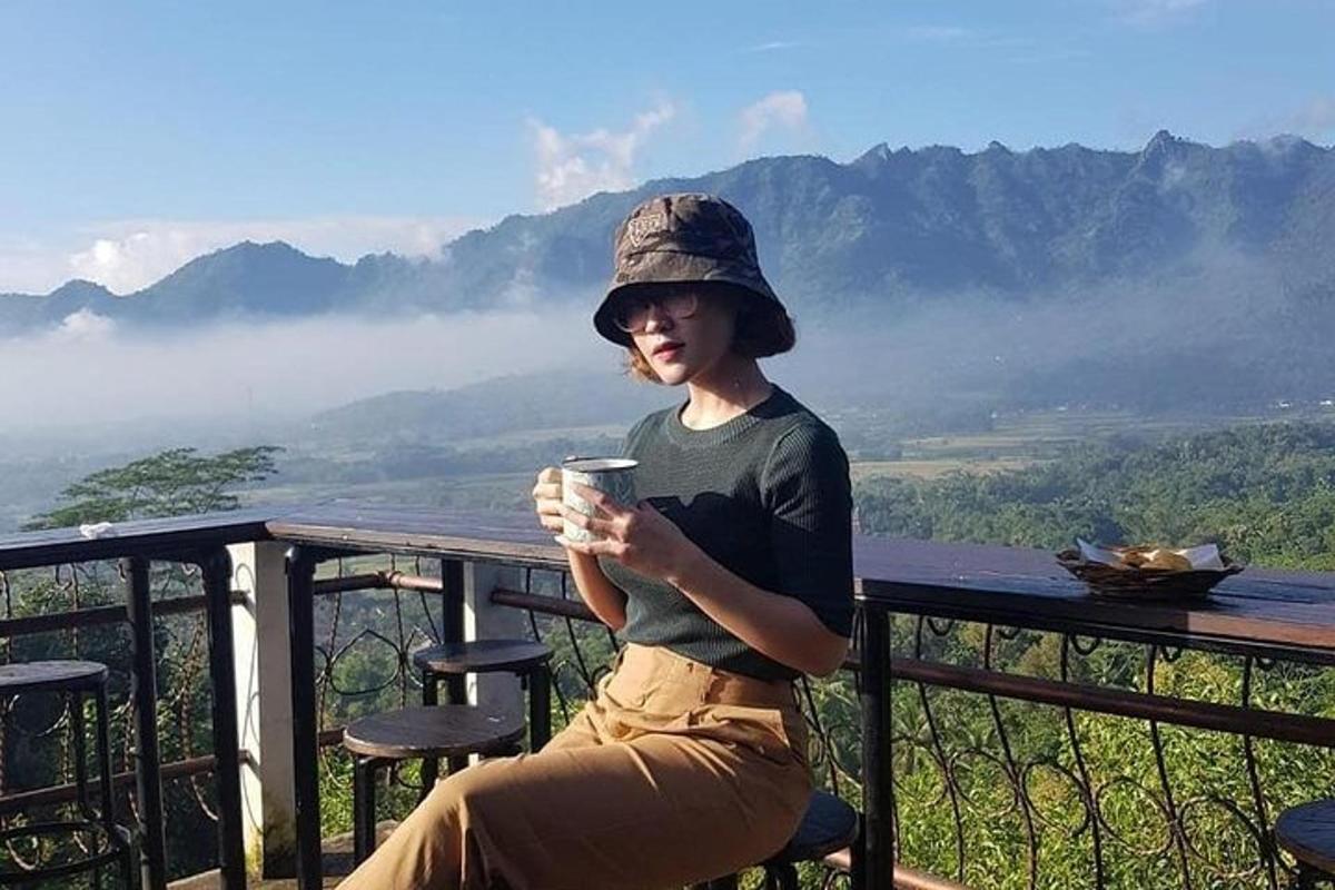 una donna seduta a un tavolo con una tazza di caffè