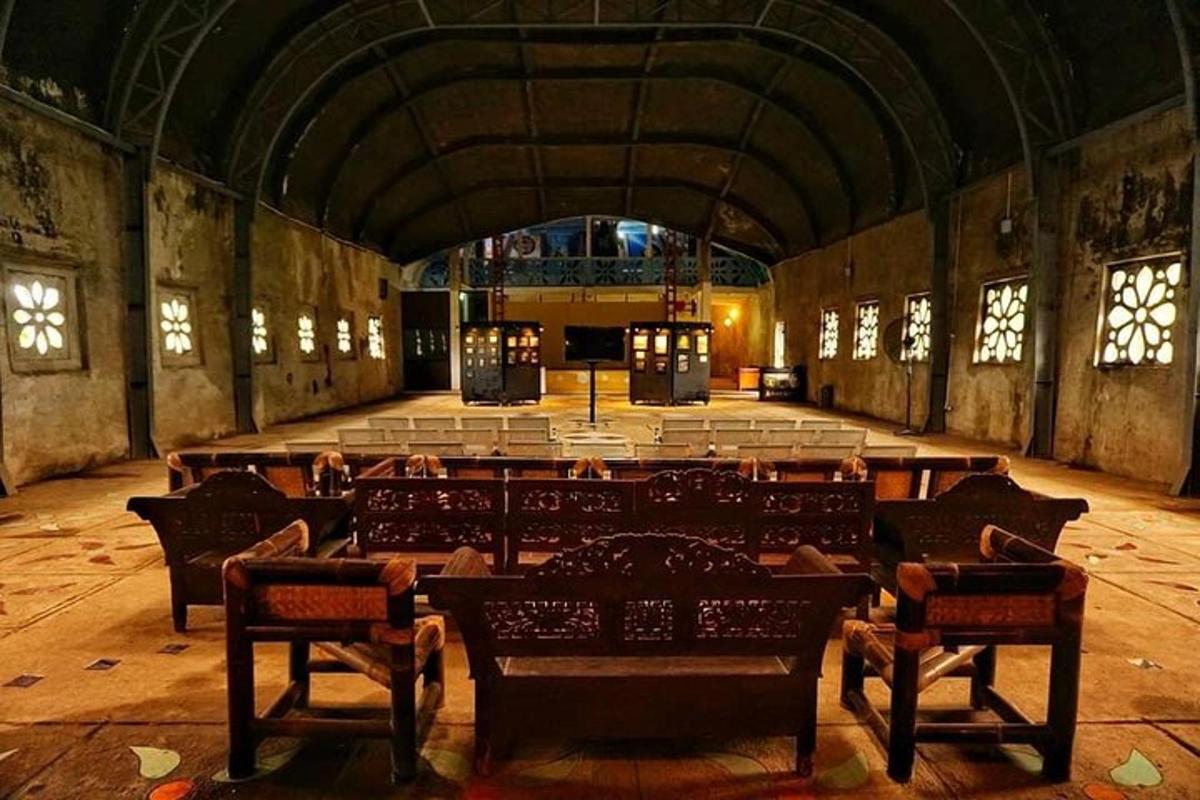 una chiesa vuota con una grande stanza con sedie