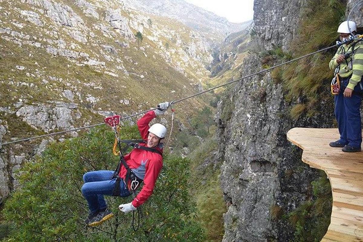 tři lidé na zip line na hoře