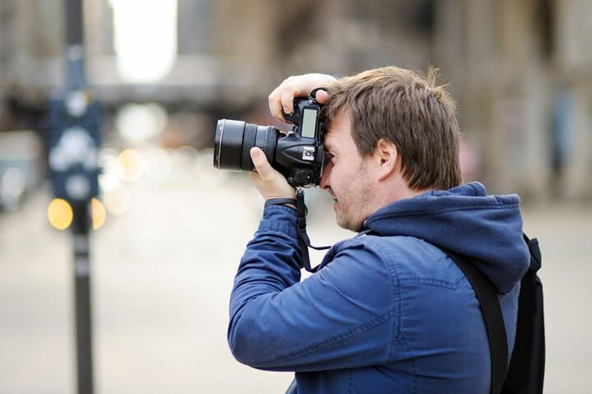 un uomo che scatta una foto con una macchina fotografica