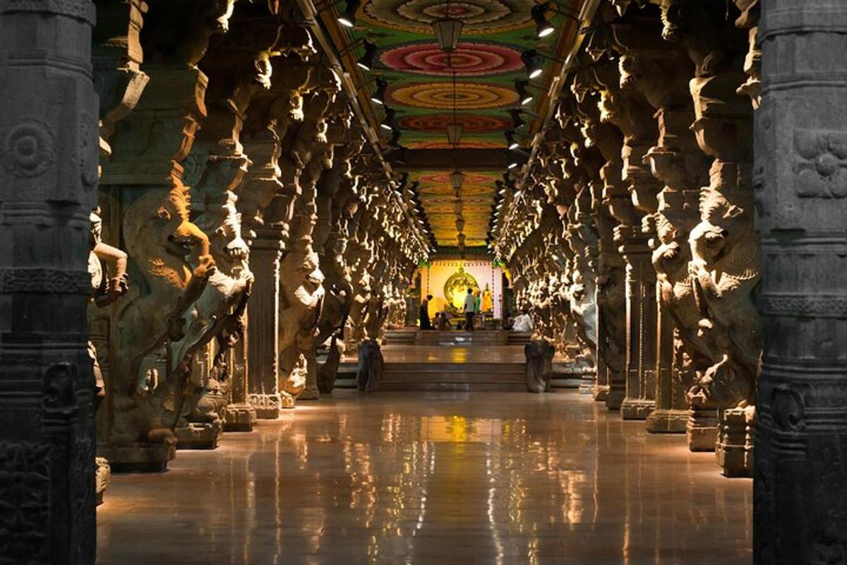 a hallway of a building with columns and a ceiling