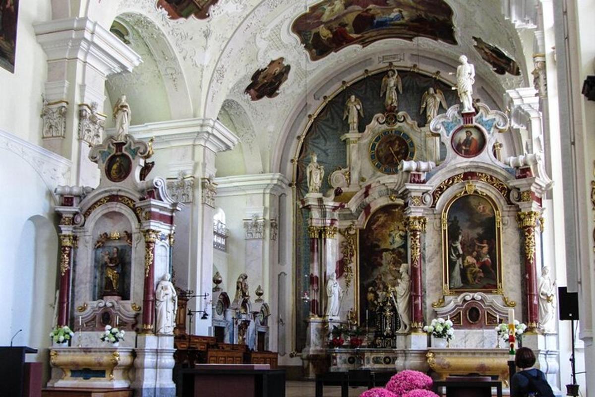 sebuah gereja besar dengan mezbah besar dengan lukisan