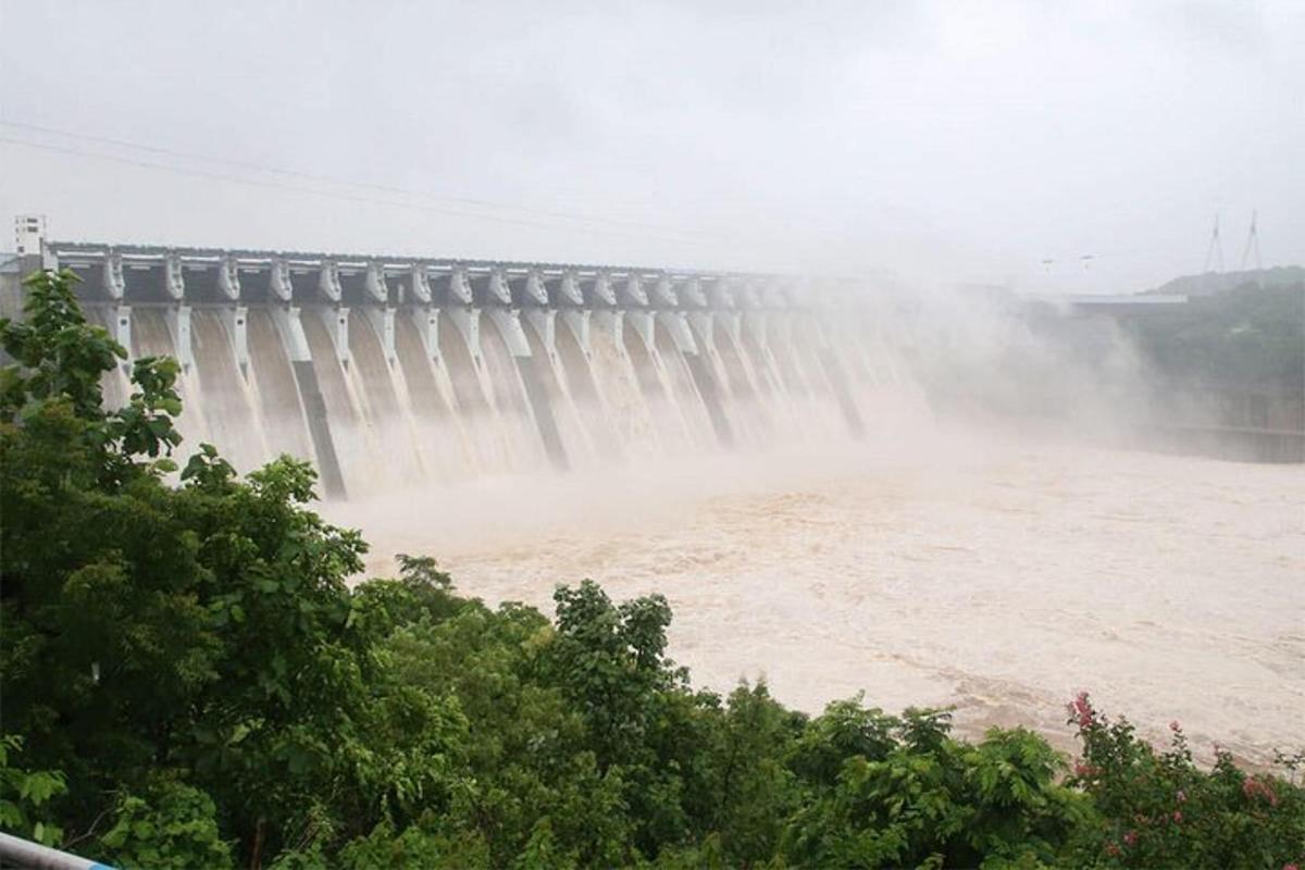 přehrada na řece s vodou