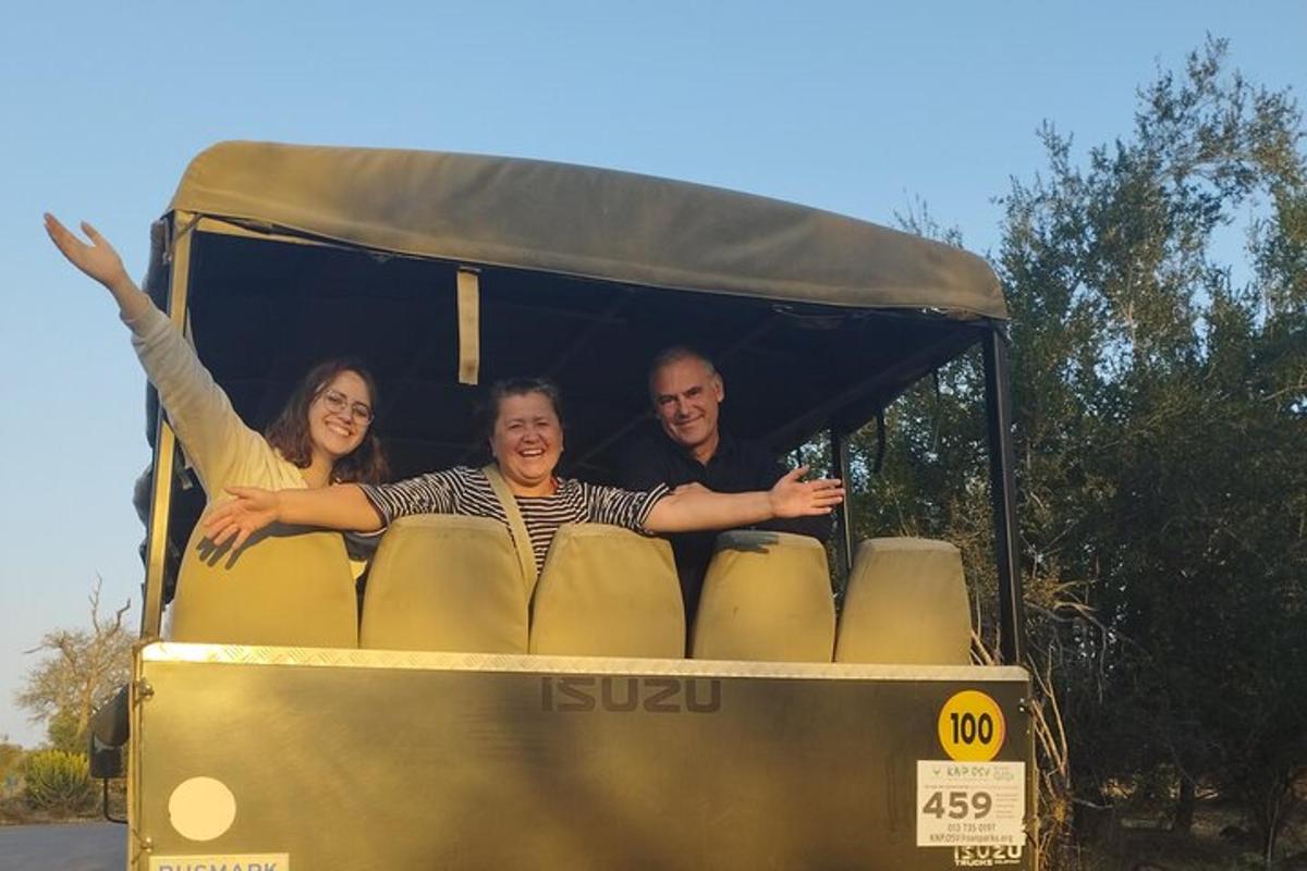 un gruppo di persone sedute su un golf cart