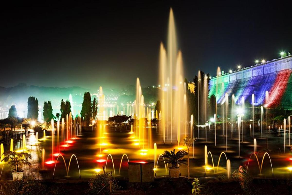 una grande fontana d'acqua in una città di notte