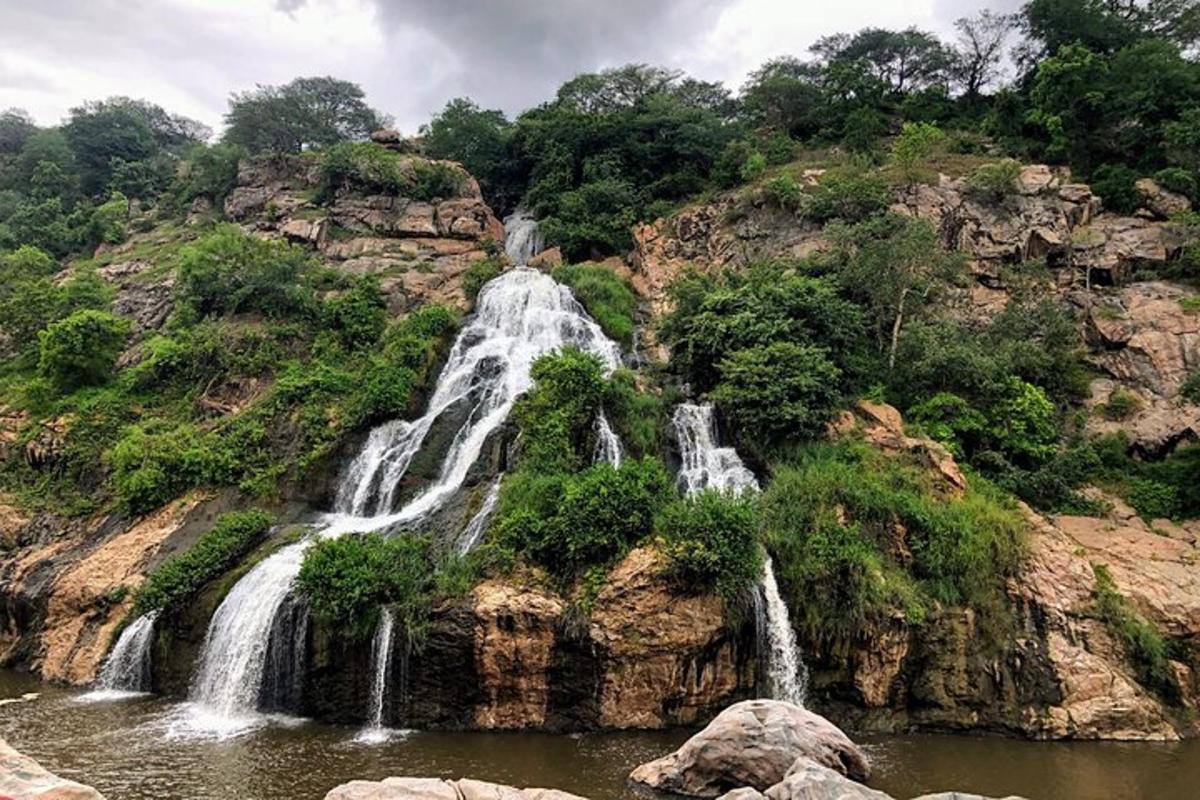 una cascata sul fianco di una montagna