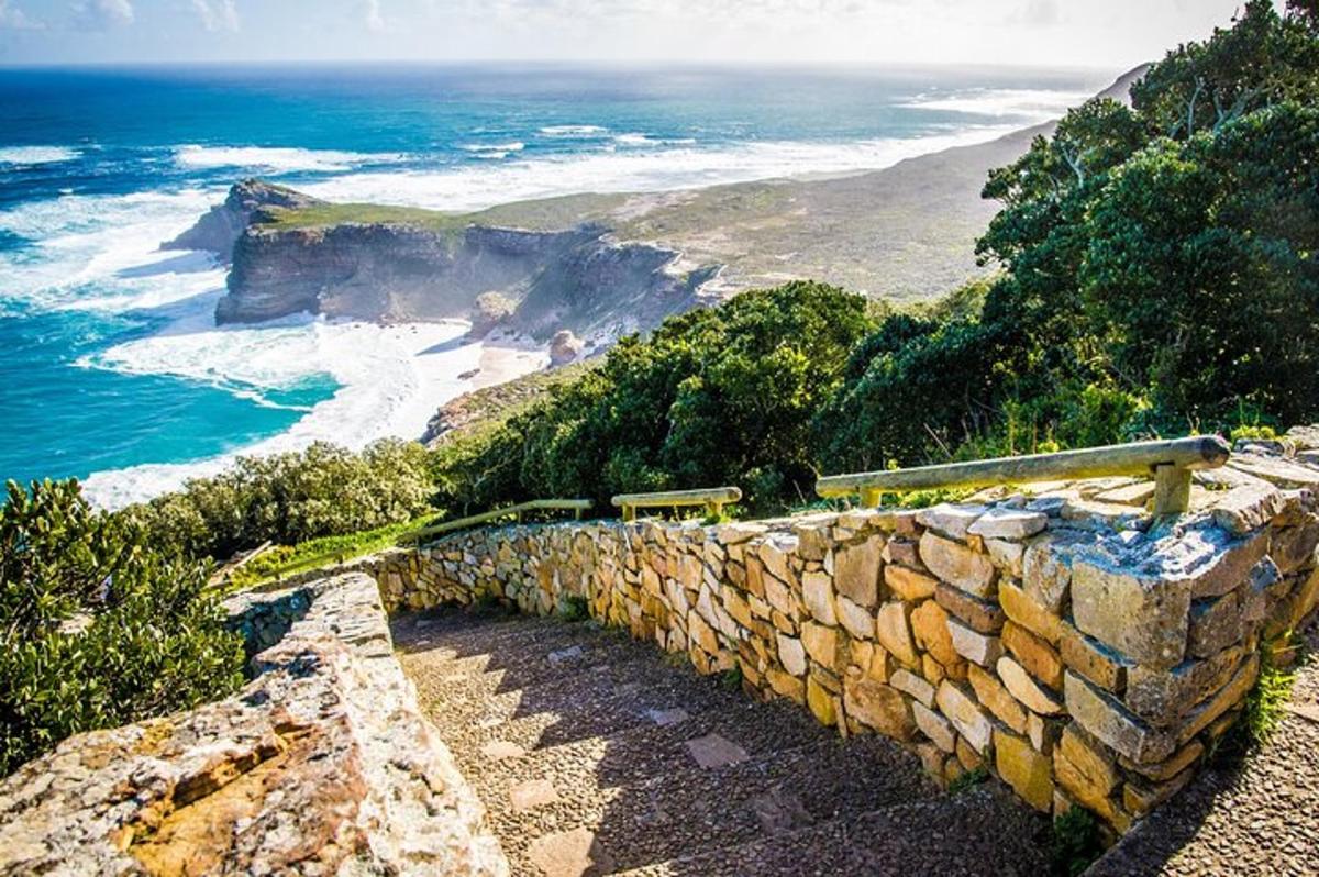 un mur de pedra amb vistes a l'oceà