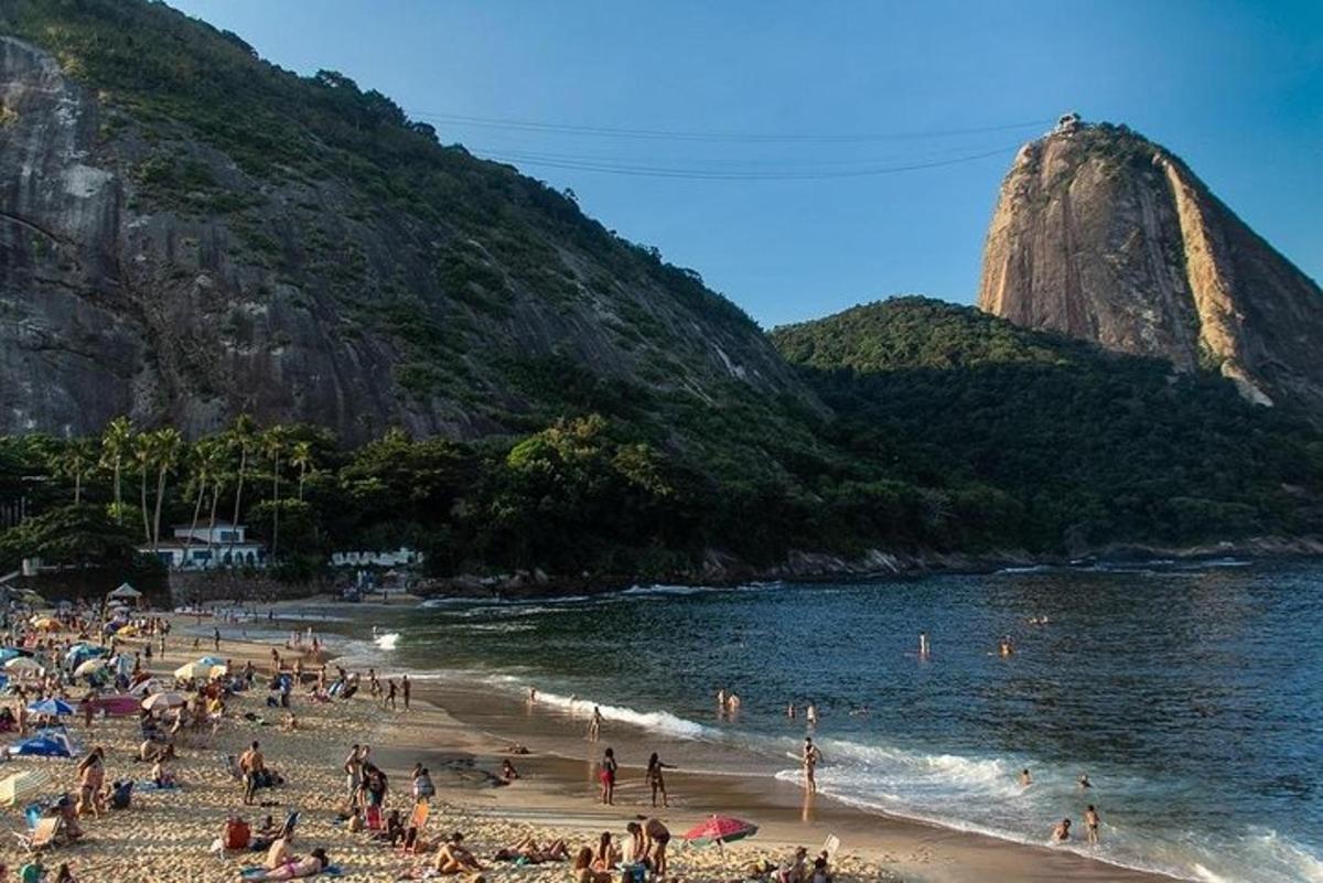 um grupo de pessoas em uma praia perto da água
