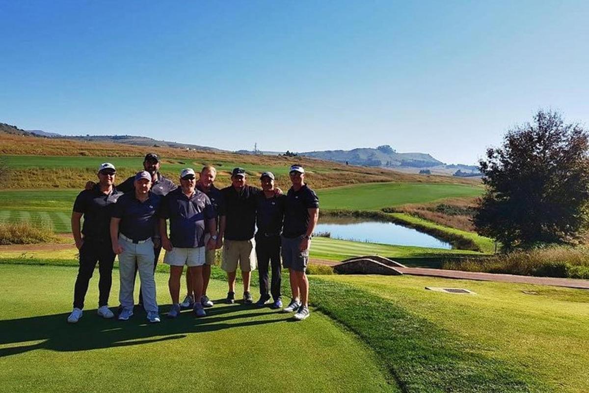 egy csoport ember pózol egy képhez egy golfpályán