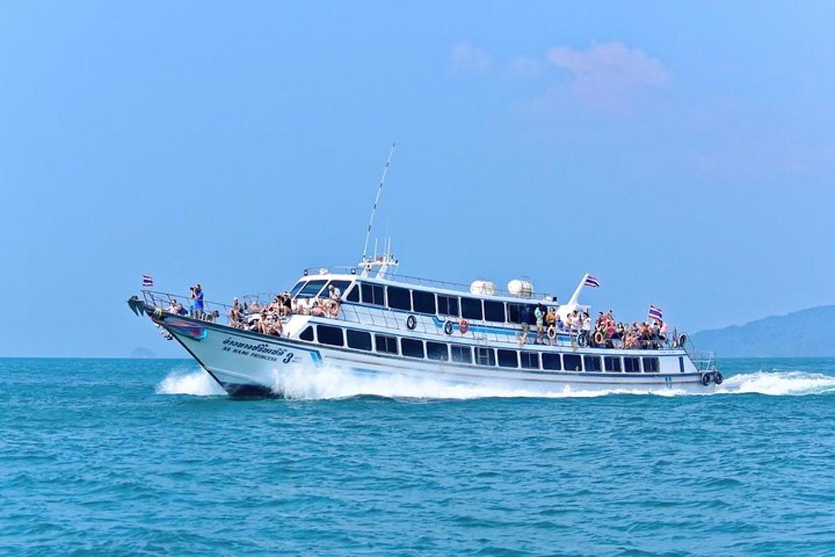 um grupo de pessoas em um barco na água