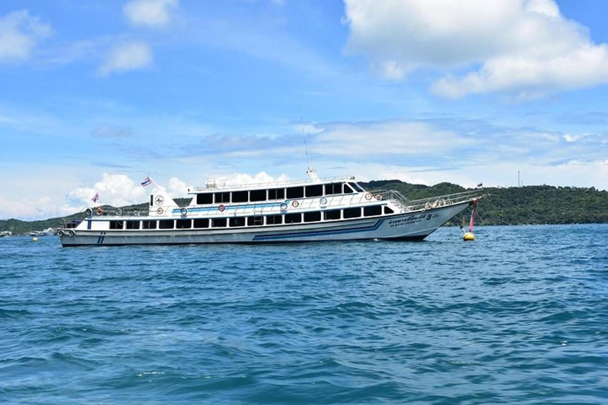 veliki brod u vodi na oceanu