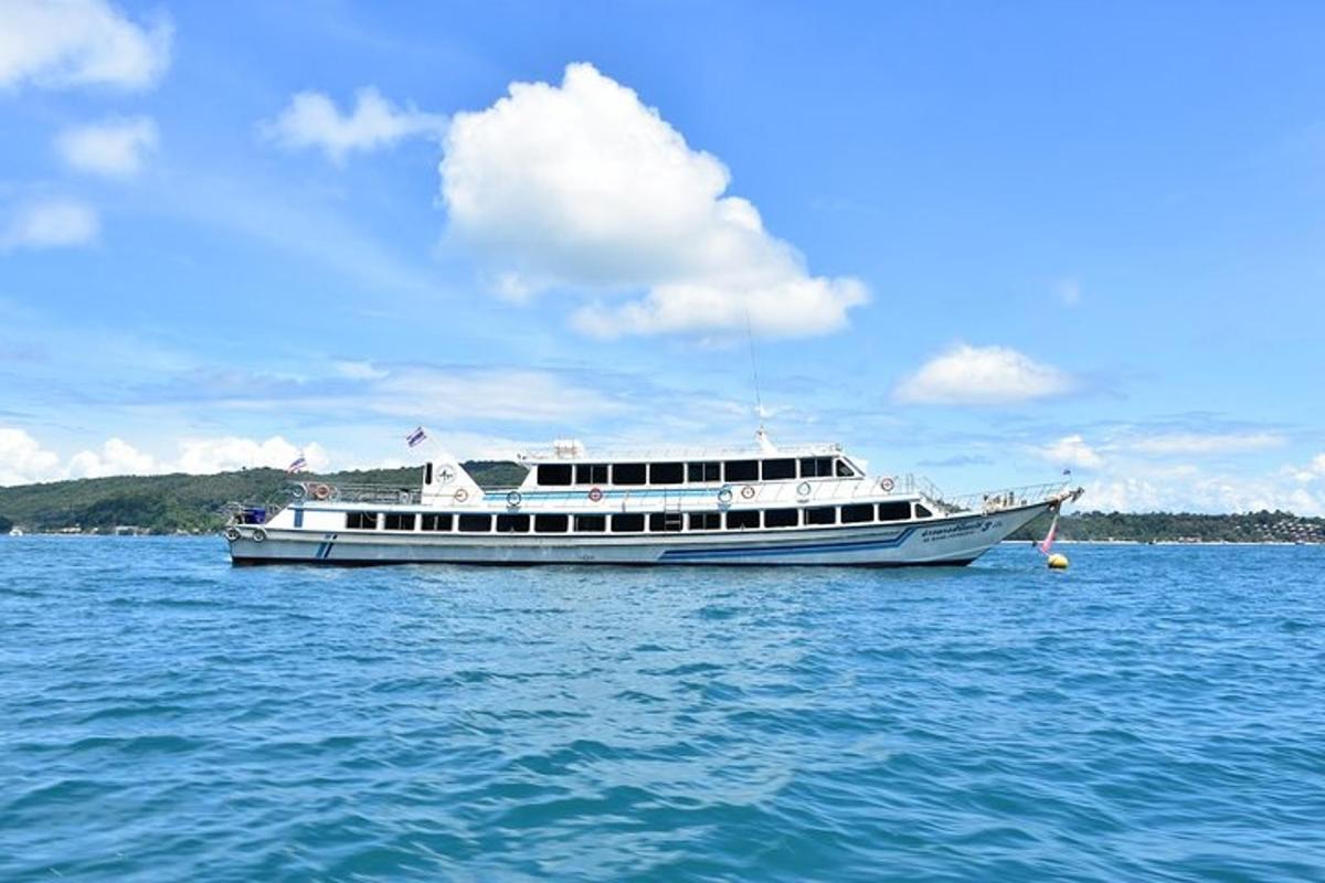 un bateau blanc assis au milieu de l'eau