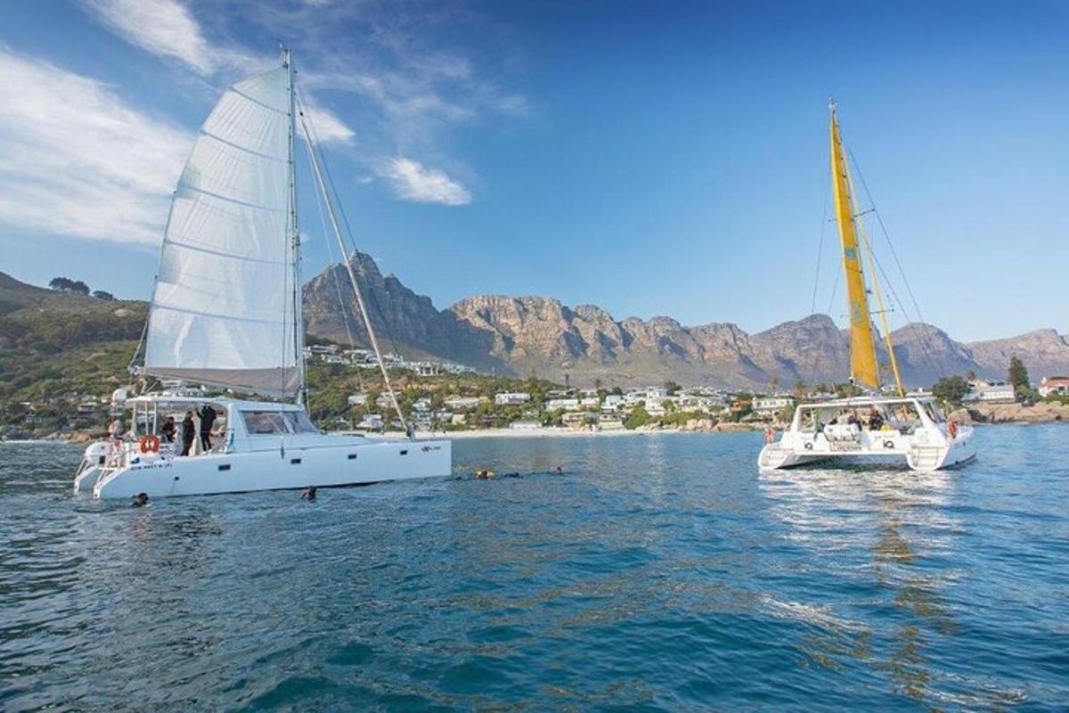 zwei Boote im Wasser mit Bergen im Hintergrund