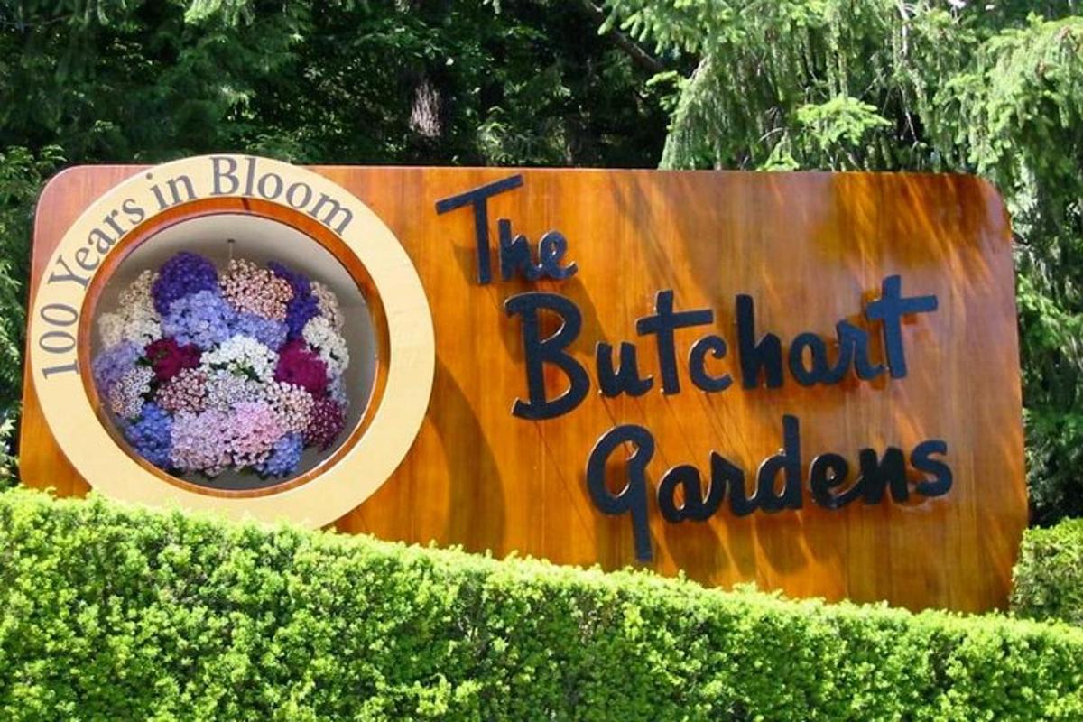 Un cartel para el jardín de mariposas con un cuenco de flores.