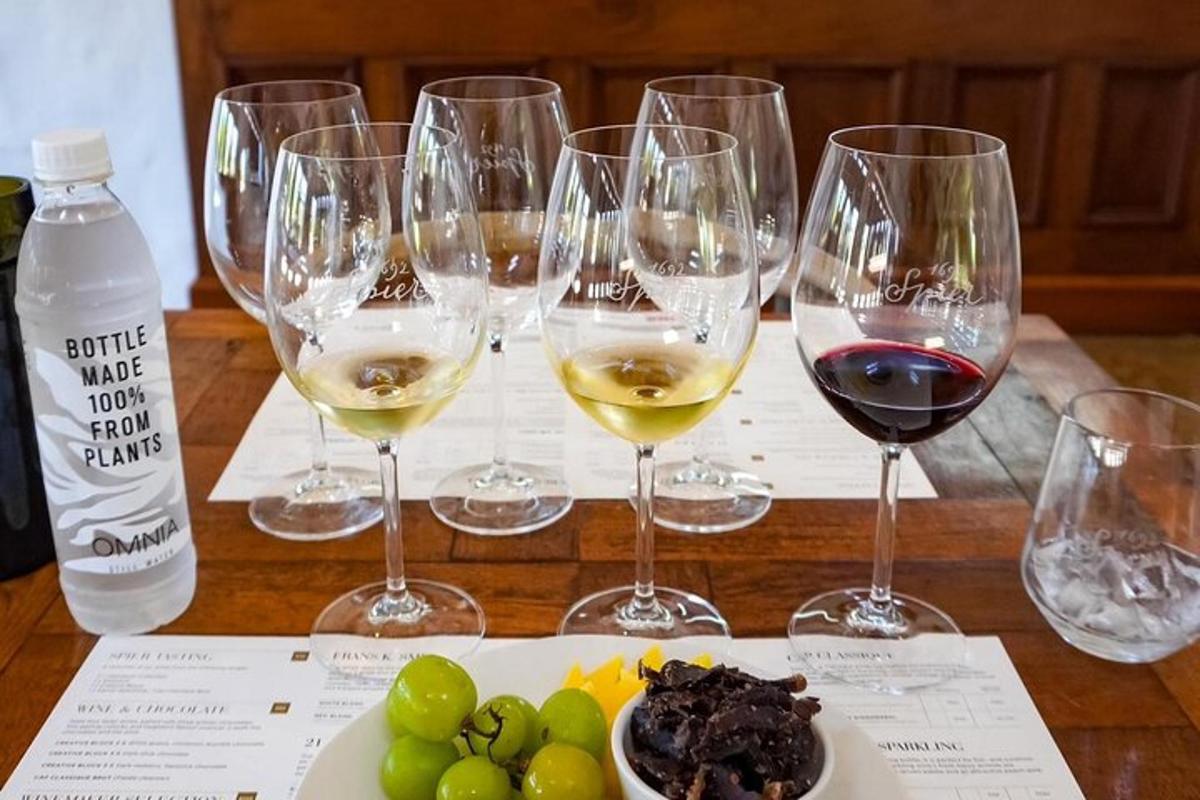 um grupo de taças de vinho e um prato de uvas